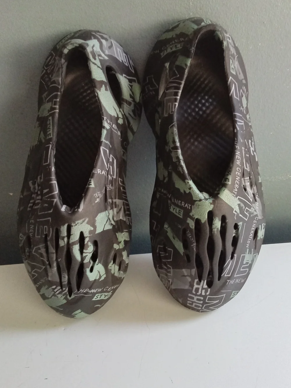 Graphic Print Foam Runner Clogs Dark Grey Sage Green Slip On Shoes